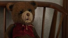 一场噩梦栩栩如生，因为小女孩的泰迪熊在想象中的第一张预告片中变成了邪恶