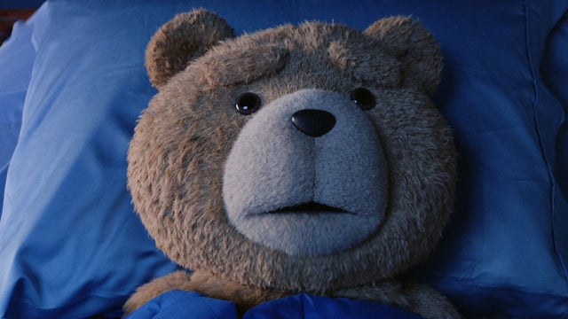 孔雀的TED前传系列的Rainny Red Band Trailer展示Ted和John回到学校