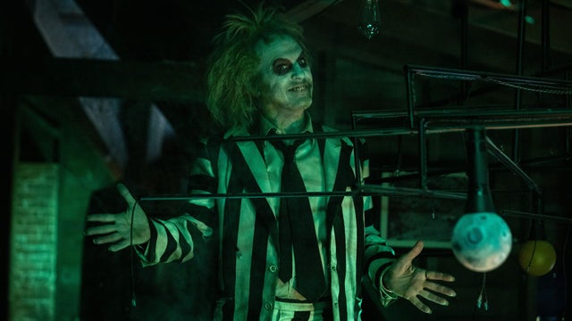 Beetlejuice Beetlejuice第一张图片显示了Michael Keaton，Jenna Ortega，Winona Ryder等