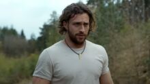 参见谣传的詹姆斯·邦德演员亚伦·泰勒·约翰逊（Aaron Taylor-Johnson）令人印象深刻的枪支技能